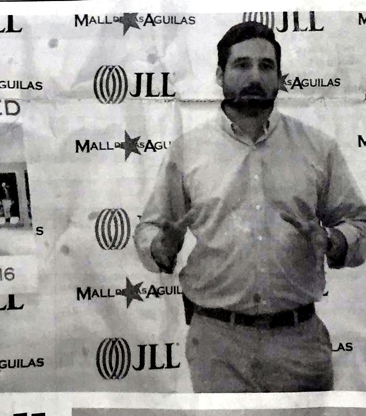 Frank Flores at a Jones Lang LaSalle / Mall de las Águilas event